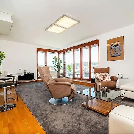 Shiny Rooftop With Free Garage