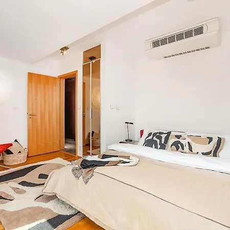 Shiny Rooftop With Free Garage Apartmán *